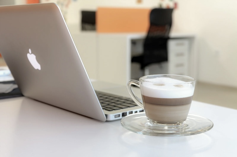 MacBookとカフェラテ